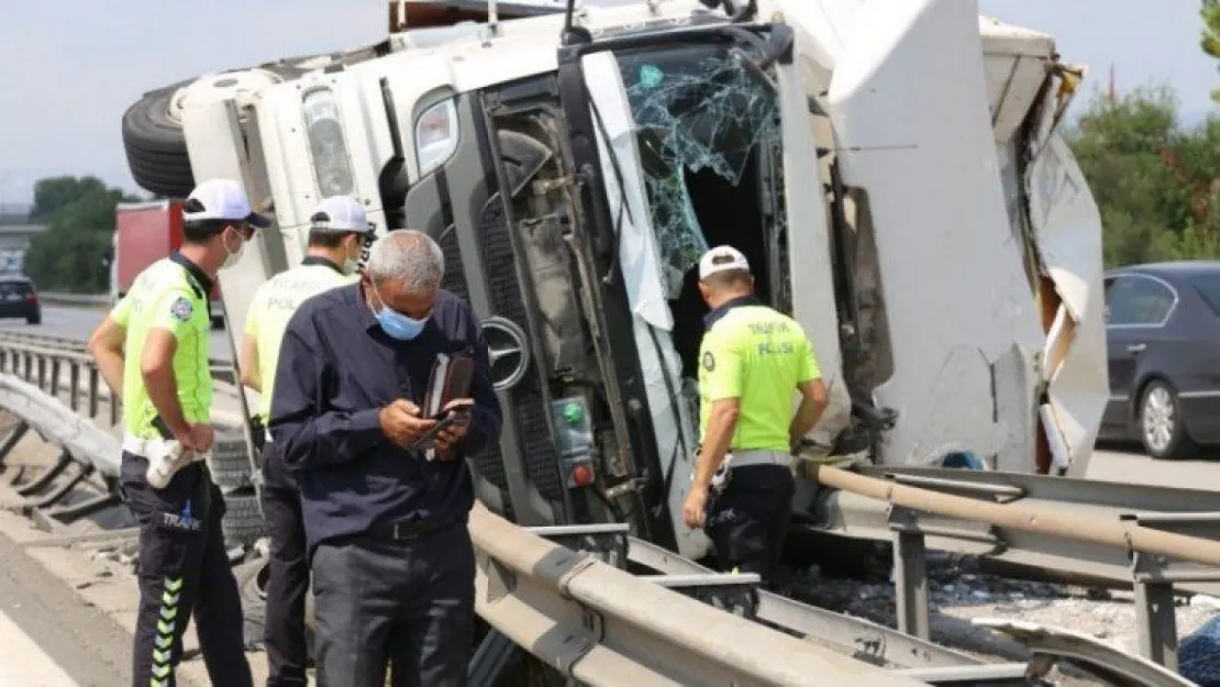 TEM'de ev eşyası taşıyan kamyon devrildi: 2 yaralı