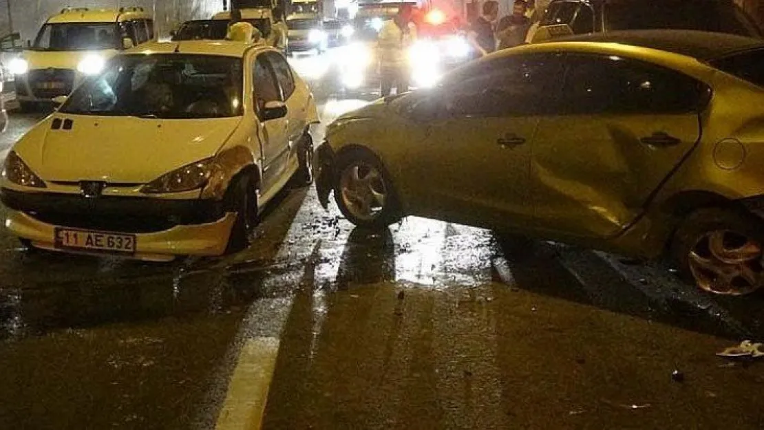 TEM'de zincirleme kaza, yol kapandı