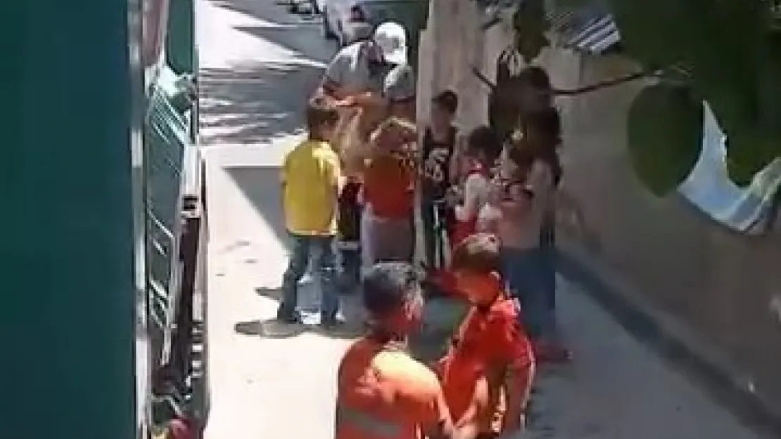 Temizlik personellnin hareketi yürekleri ısıttı