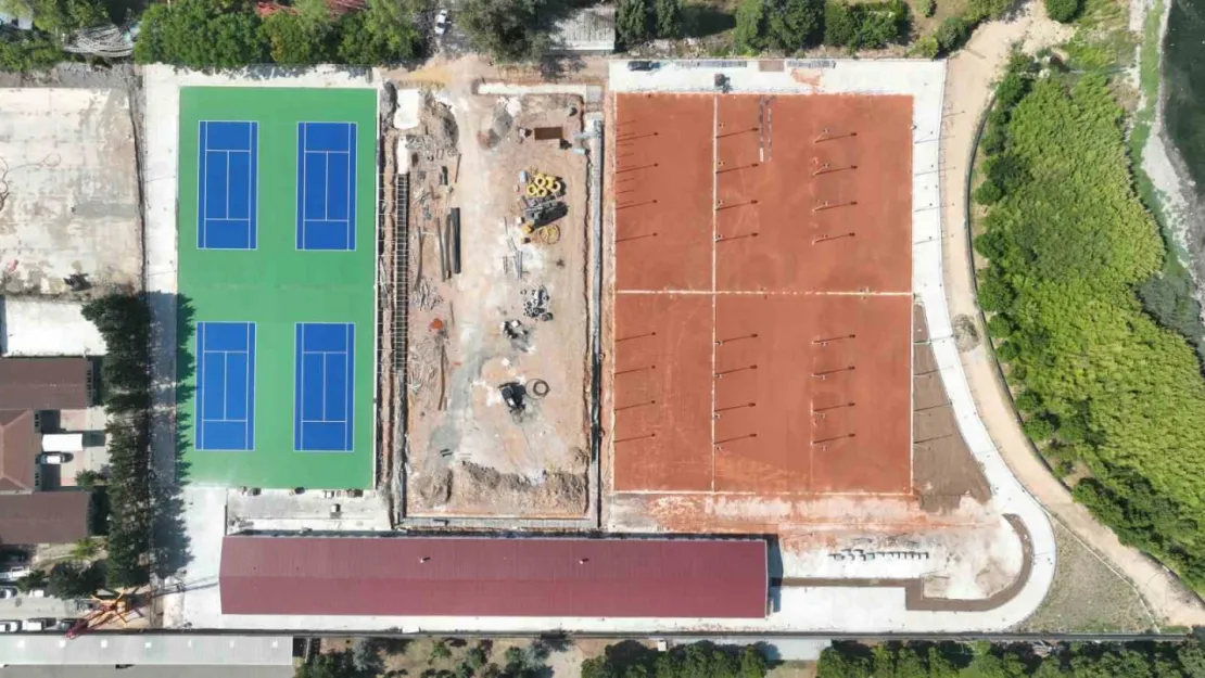 Tenis Merkezi'nde balon kortlar boyandı