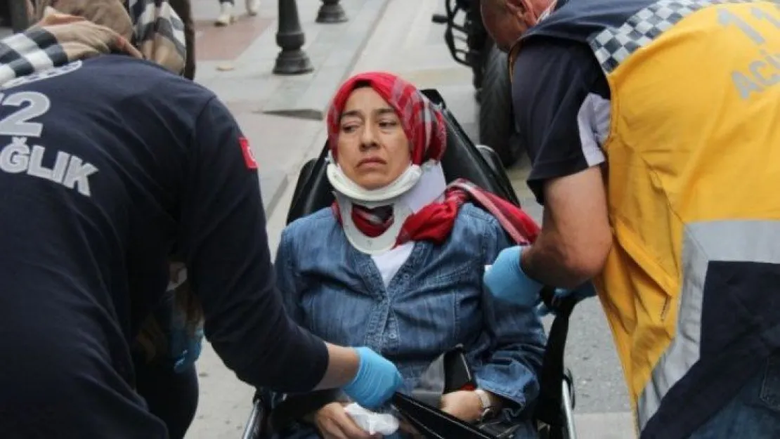 Ters yöne giren sürücünün çarptığı yaya yaralandı