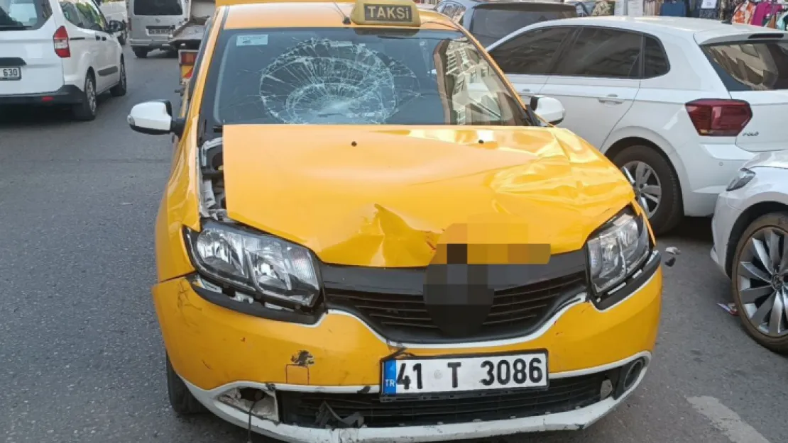 Ticari taksi ile motosiklet çarpıştı!