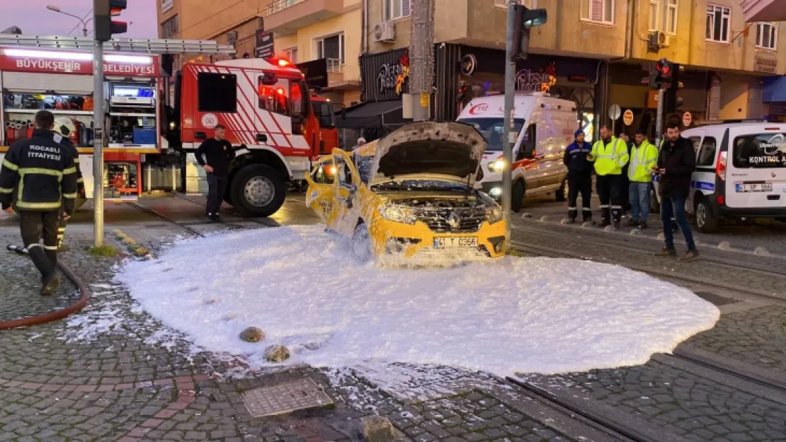 Ticari taksi ile tramvay çarpıştı!