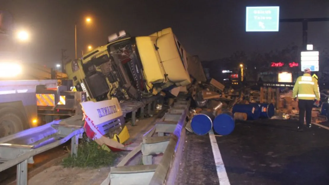 Tır bariyerlere çarptı, dorsede yüklü variller yola saçıldı