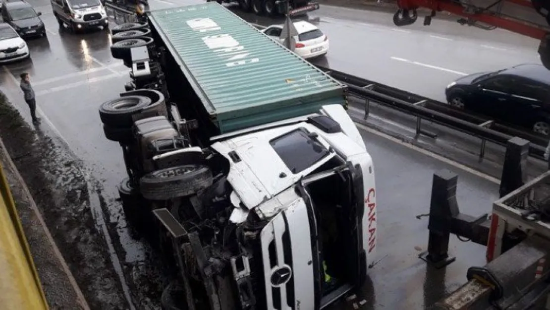 TIR devrildi, D-100 trafiğe kapandı