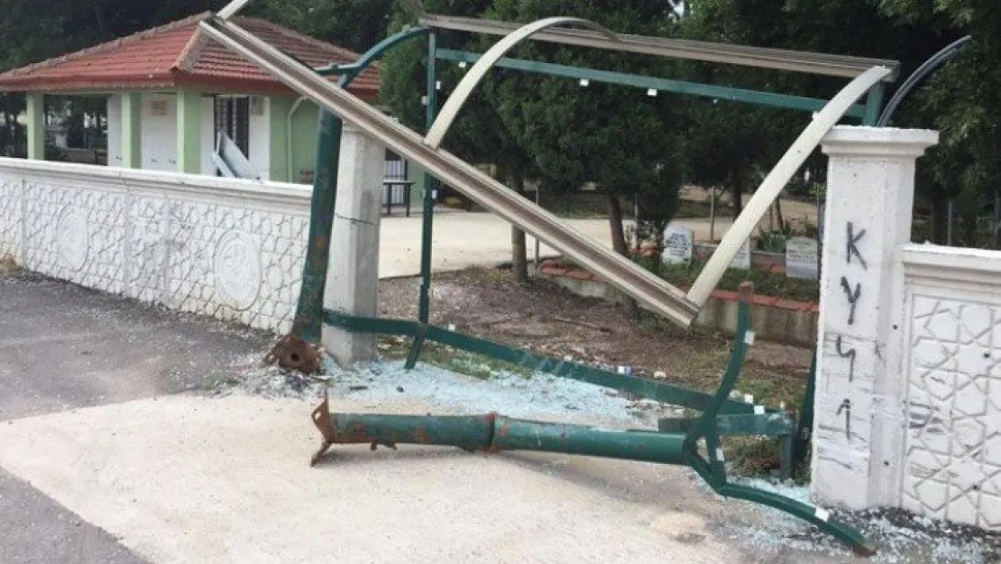TIR durağı parçaladı