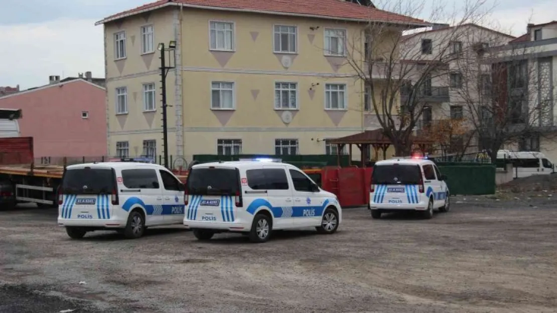 Tır garajında bıçaklandı