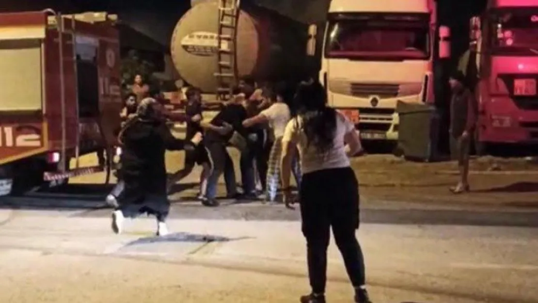 TIR'ı yanan sürücü itfaiye erine saldırdı!