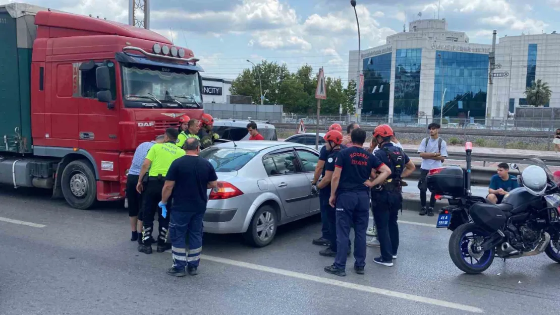 Tır ile otomobil çarpıştı