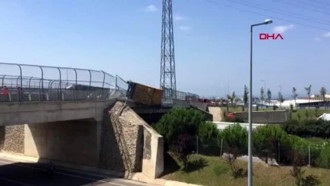TIR köprüde devrildi, TEM ulaşıma kapandı
