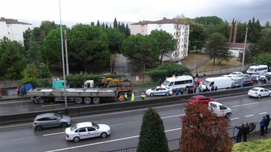 Tır makaslayıp yolu kapatınca trafik felç oldu