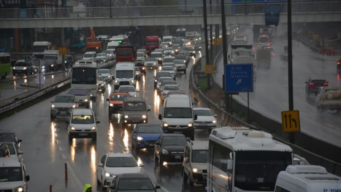 Tır sıkıştı, Kocaeli trafiği alt üst oldu