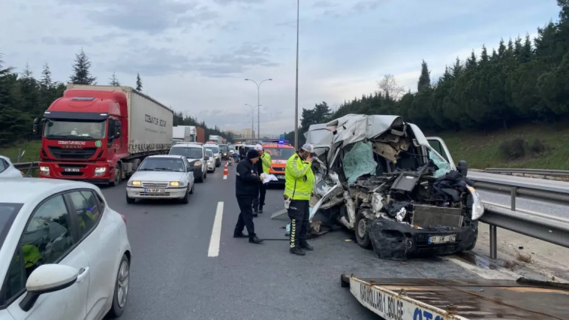 Tıra arkadan çarpan panelvan hurdaya döndü