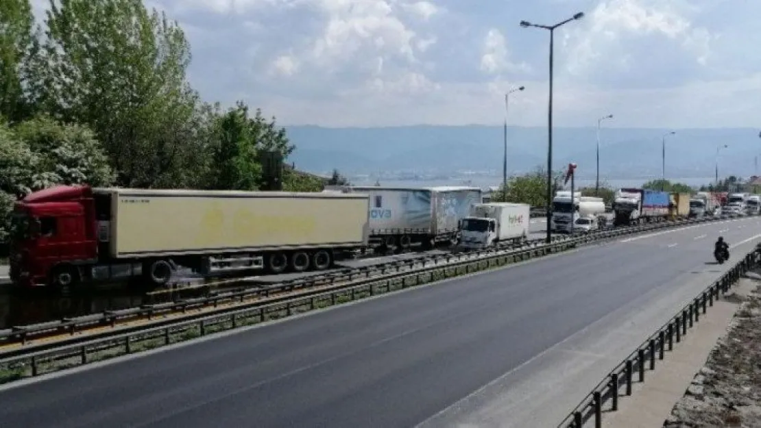 Tırın çarptığı tankerden dökülen yağ TEM'i trafiğe kapattı: 1 yaralı