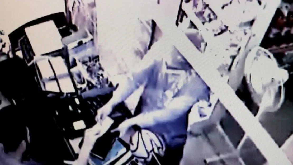 'Tırnakçılık' yöntemi ile kasiyeri saniyeler içinde böyle dolandırdılar!