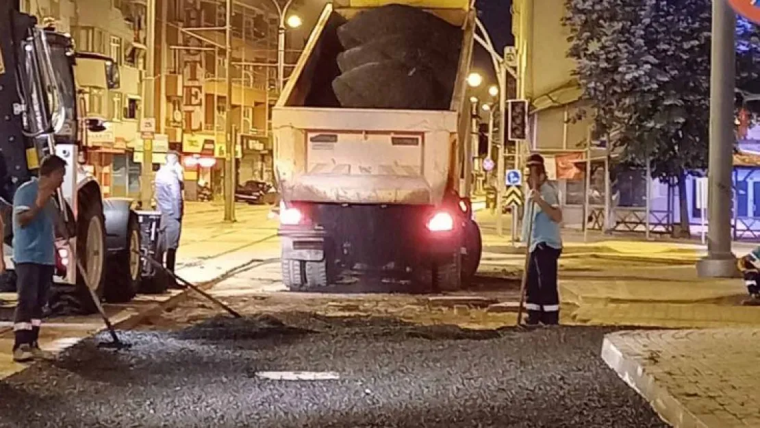 Trafiğe engel olmamak için gece yarısı asfalt