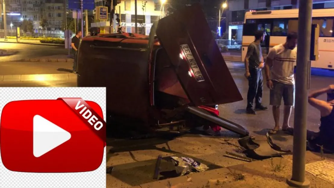 Trafik ışıklarında servis otobüsü ile otomobil çarpıştı