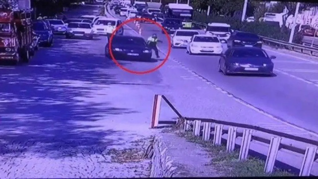 Trafik polisi kaçmak isteyen otomobilin kapısında sürüklendi