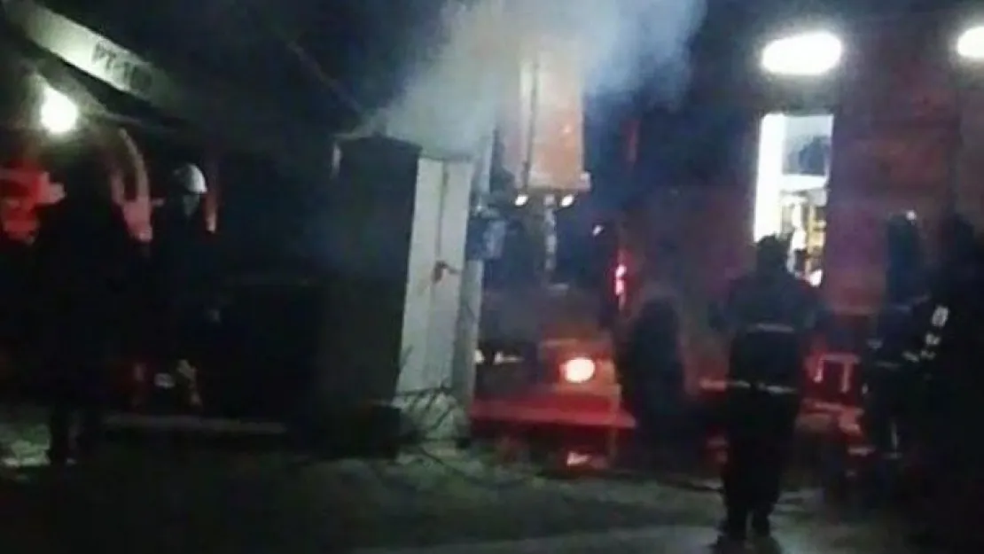 Trafo alev alev yandı, bölge elektriksiz kaldı