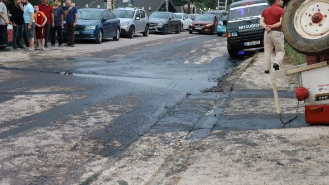 Traktör devrilince sürücü altında sıkıştı, mazot yola döküldü!