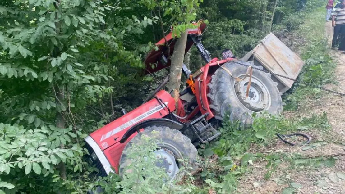 Sakarya'da traktör şarampole yuvarlandı:: 2 yaralı