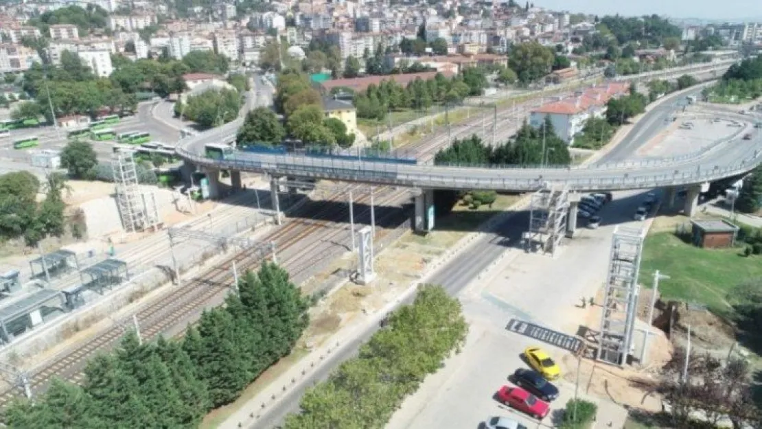 Tramvay güzergahına üç üst geçit birden
