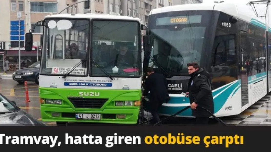 Tramvay, hatta giren otobüse çarptı