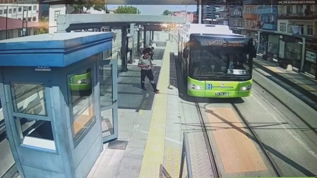 Tramvay hattında tel koptu!