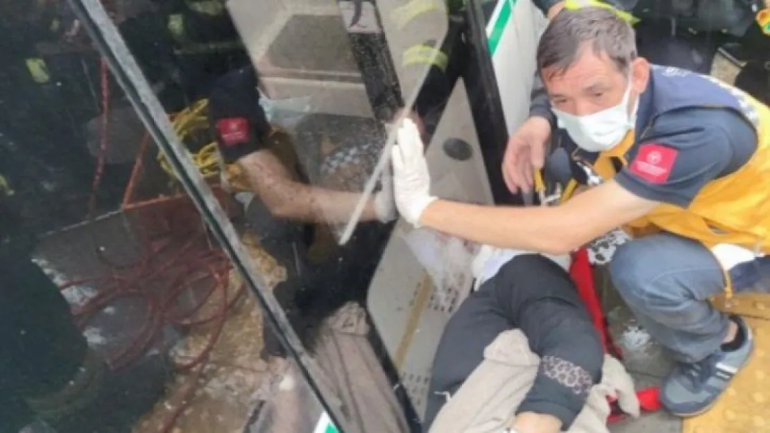 Tramvay ile kaldırım arasında sıkıştı!