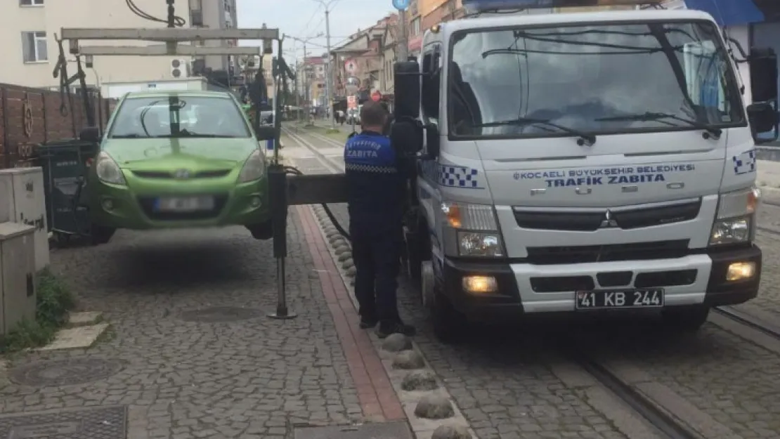 Tramvay yoluna park edilen araçlar çekiliyor
