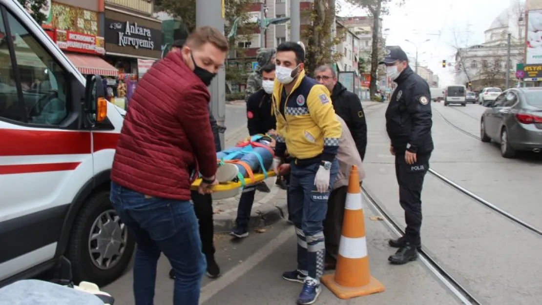 Tramvaya çarpmamak için takla attı