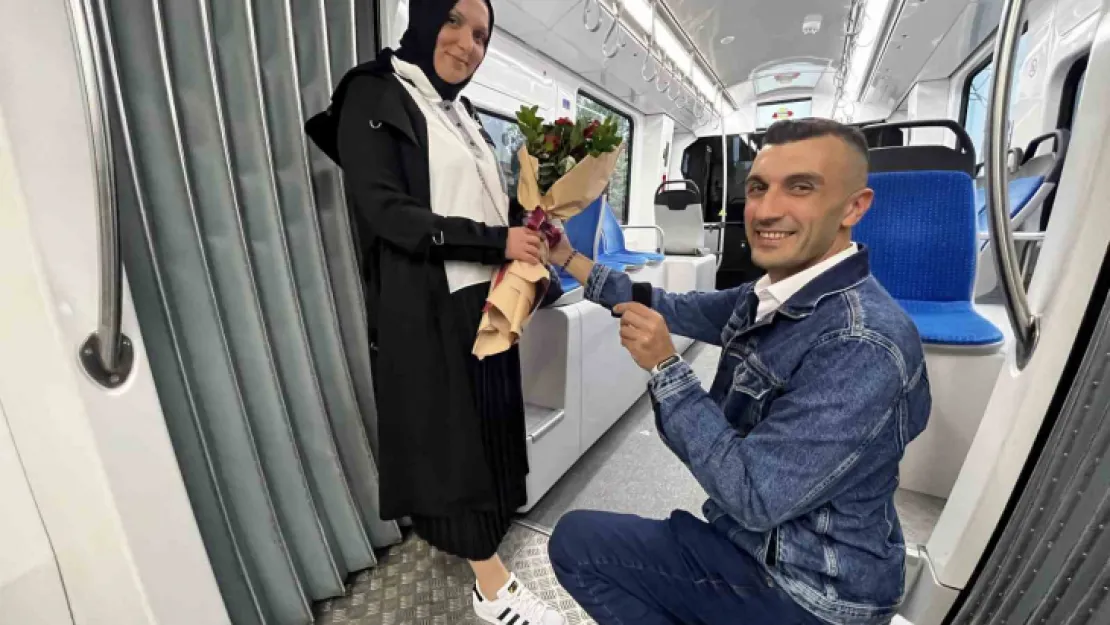 Tramvayda evlilik teklifi