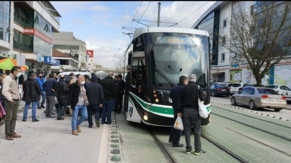 Tramvayın çarptığı motosiklet sürücüsü şans eseri kurtuldu