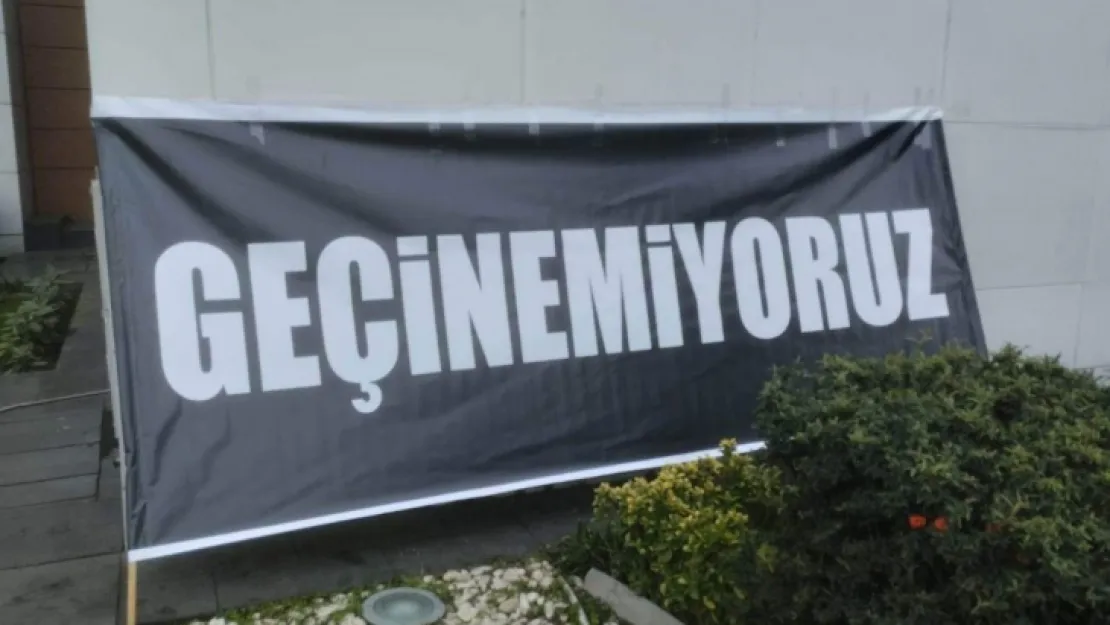 TÜPRAŞ işçilerinden 'Geçinemiyoruz' pankartı!