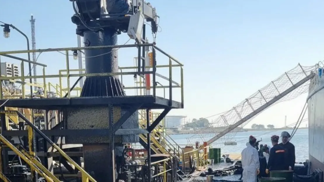 Denize dökülen asfalt zifti temizlendi