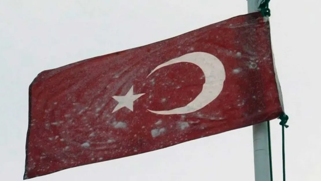 Türk Bayrağı soğuktan dondu