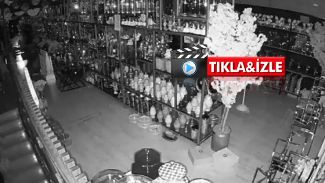 Türkiye güne acı uyandı! İşte 7,4 şiddetindeki depremin o anları