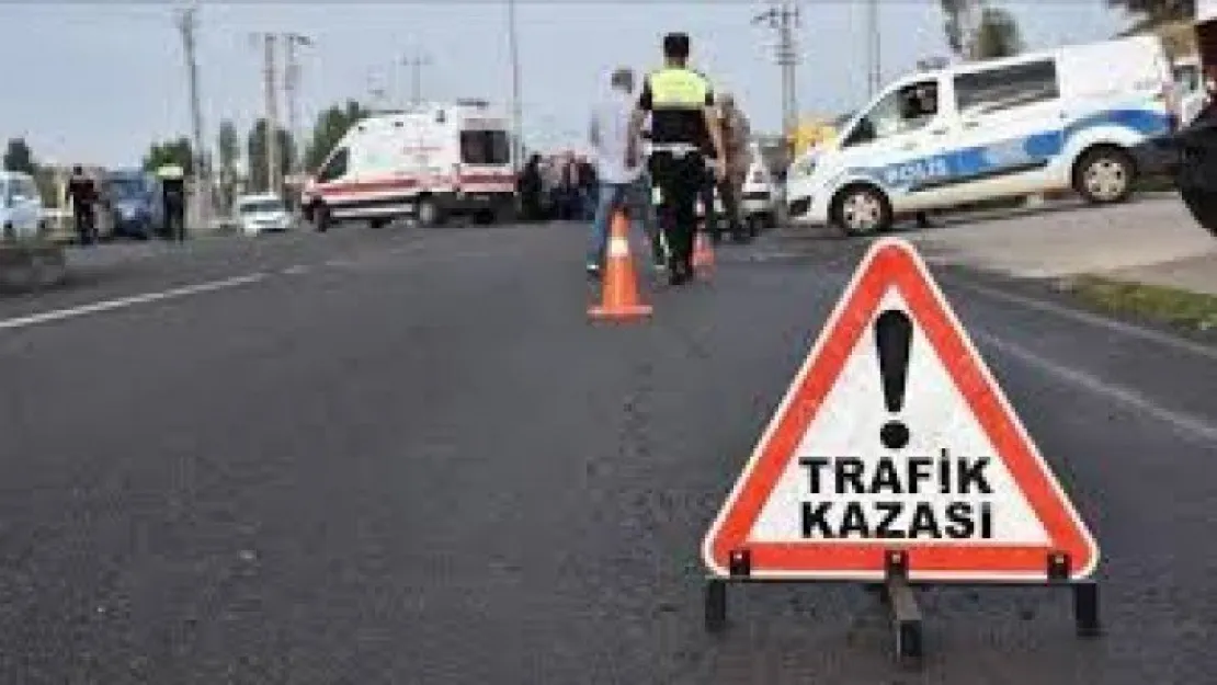 U dönüşü yapmak isteyen araca çarpan motosikletin sürücüsü yaralandı