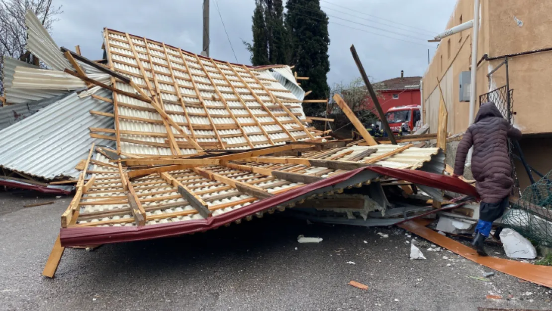 Uçan çatı otomobilin üzerine düştü