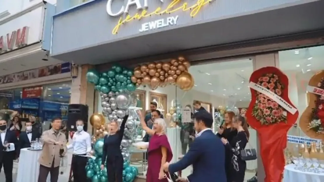 Ukraynalı mankenler,  100 milyon dolar ile buhar oldu
