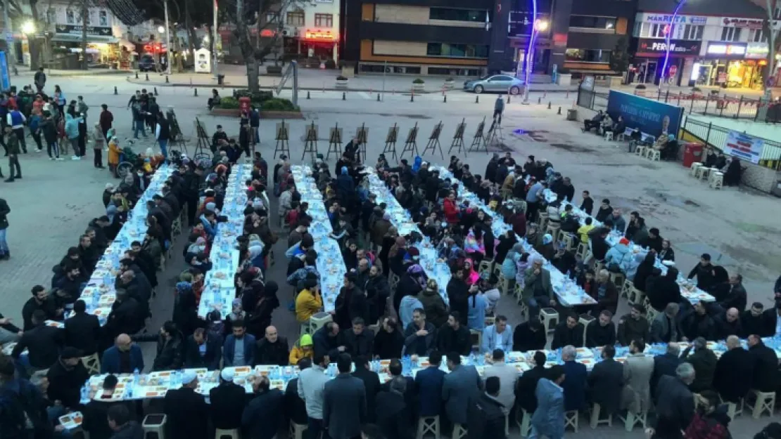 Ülkücülerden sokakta iftara yoğun katılım