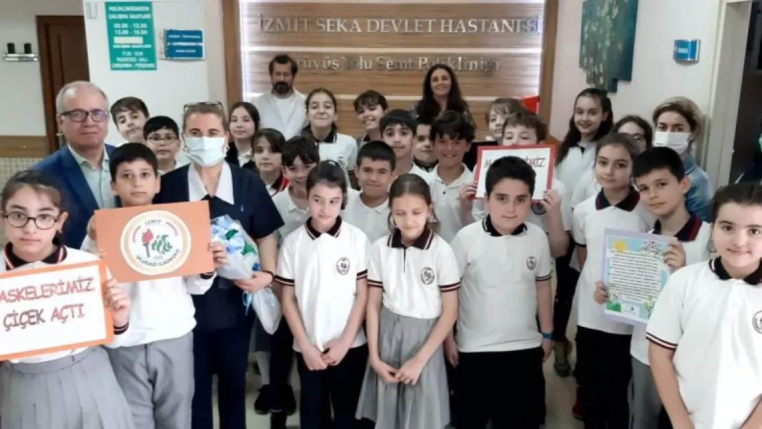 Ulugazi öğrencileri, sağlıkçıların maskelerinde çiçek açtırdı