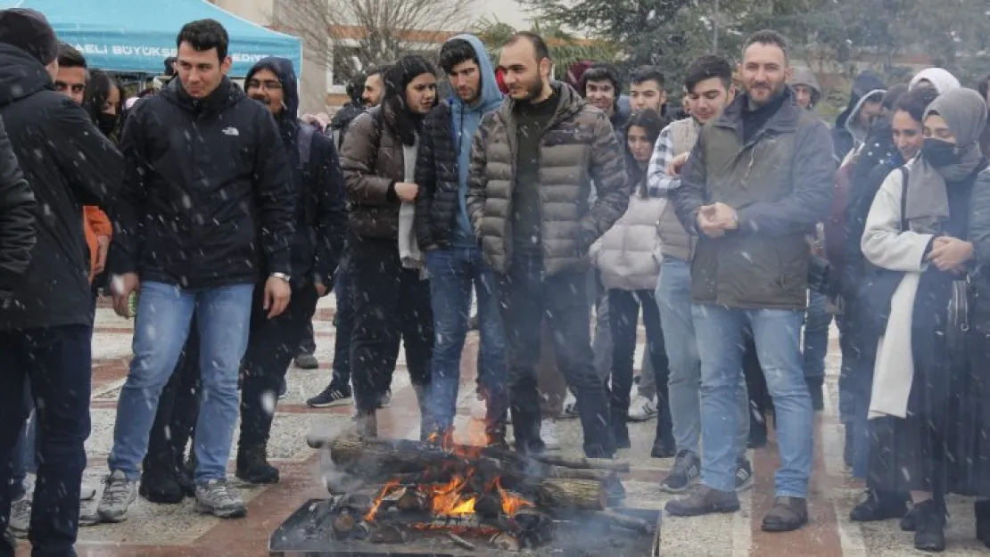 Üniversiteli gençlerden kar altında nevruz kutlaması