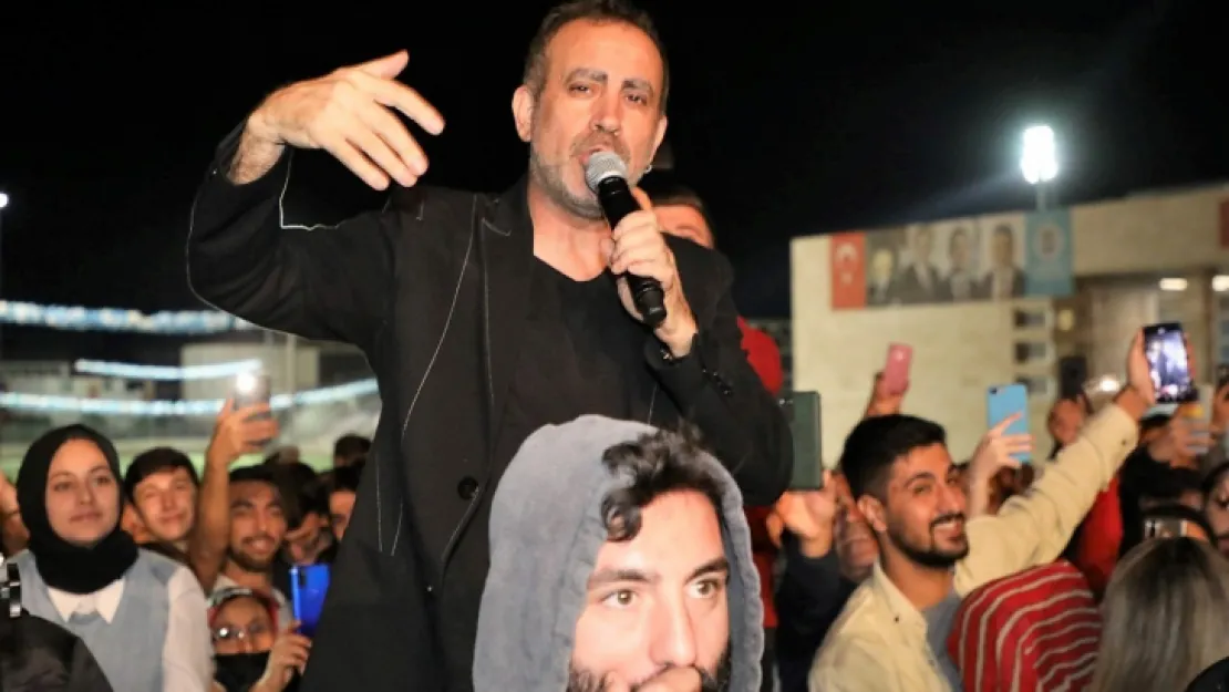 Ünlü sanatçı seyircilerin arasına daldı