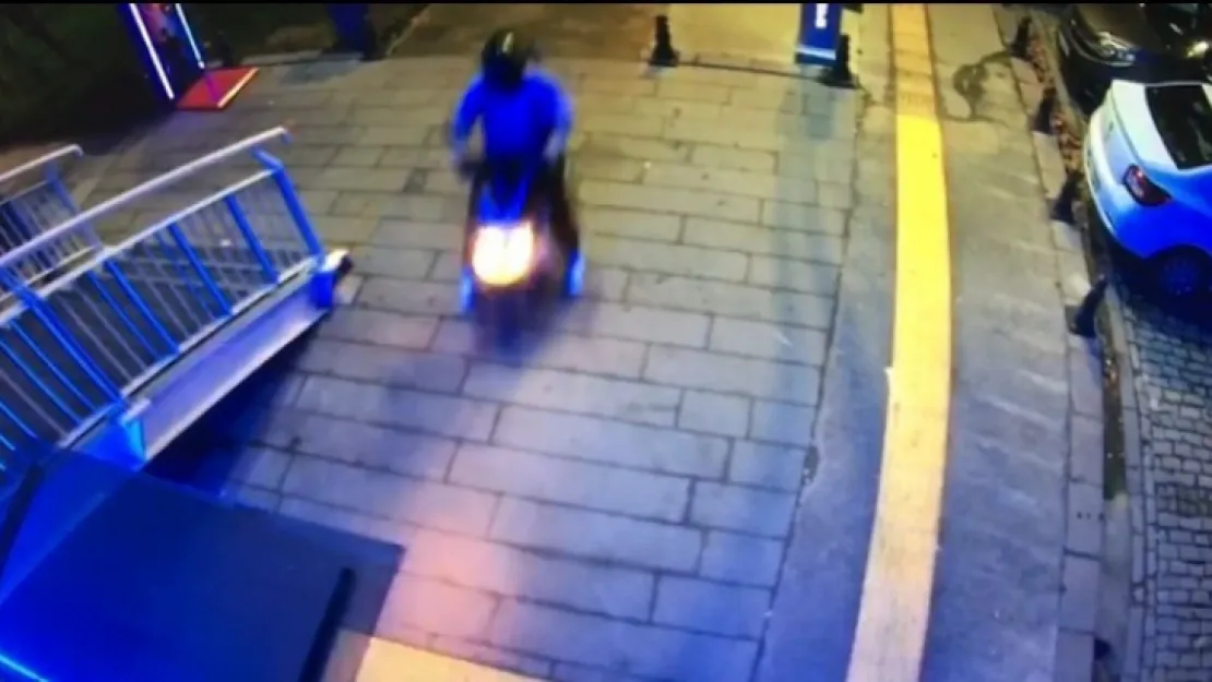 Üst geçit asansörüne motosikletle çarpıp kaçtılar