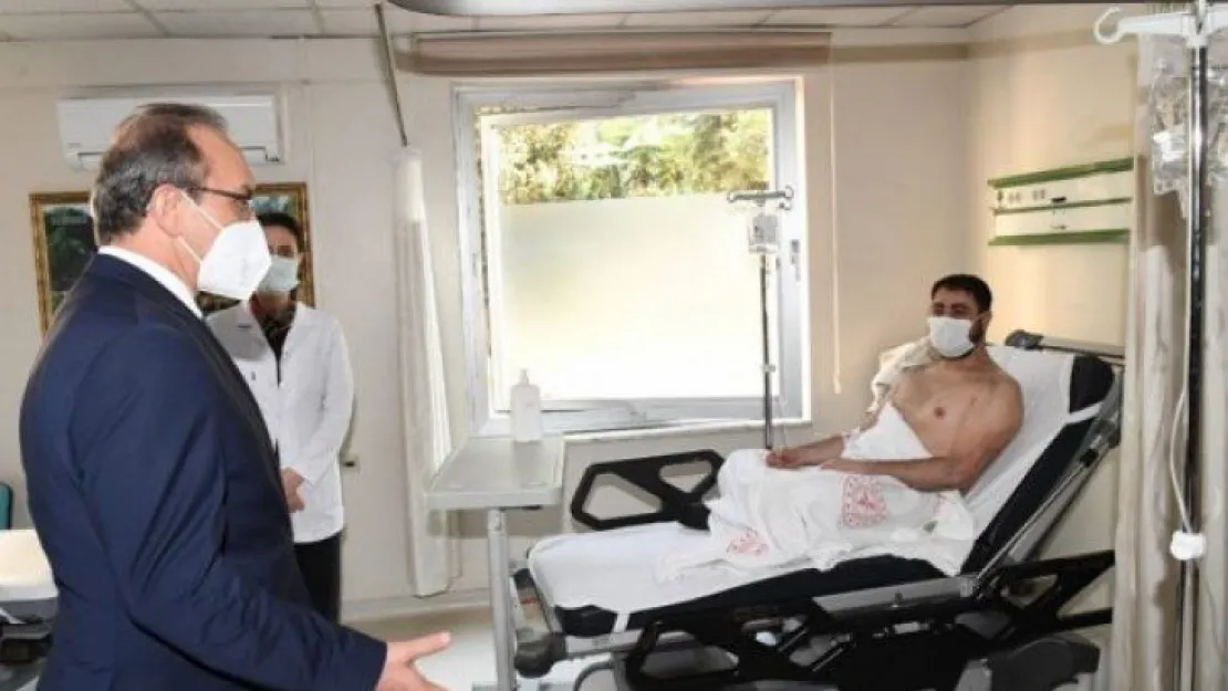 Vali Yavuz, fabrikadaki patlamada yaralanan işçileri ziyaret etti