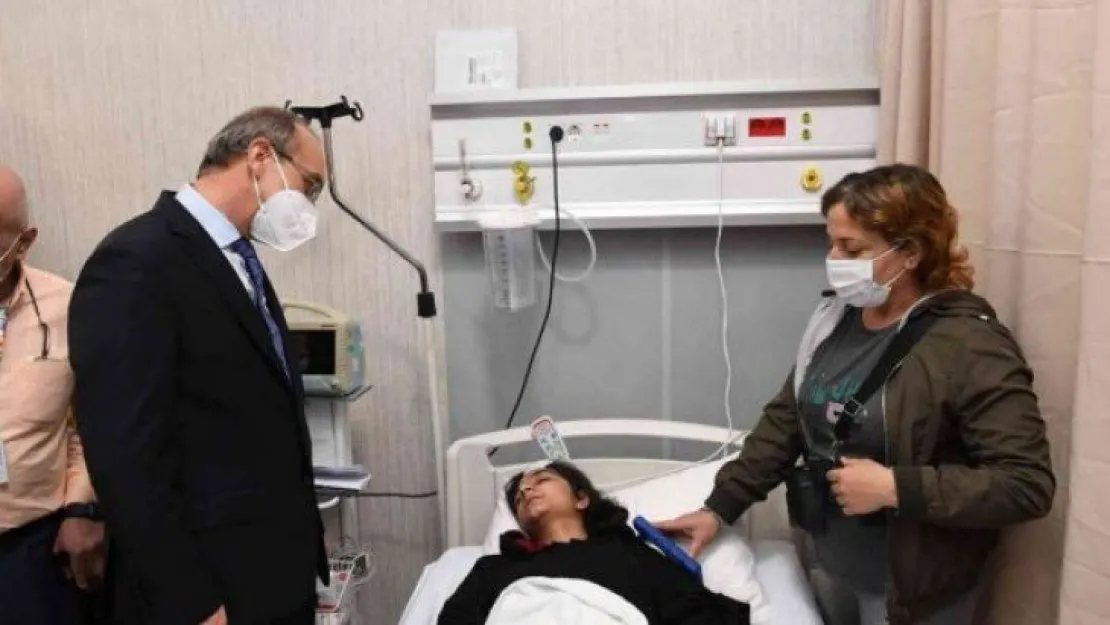 Vali Yavuz, feci kazada yaralanan öğrencileri hastanede ziyaret etti