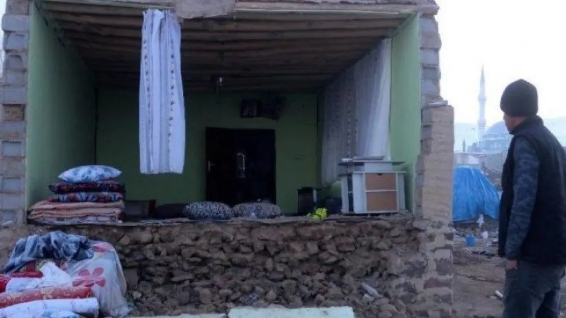 Van'ın o mahallesinde sağlam ev kalmadı!
