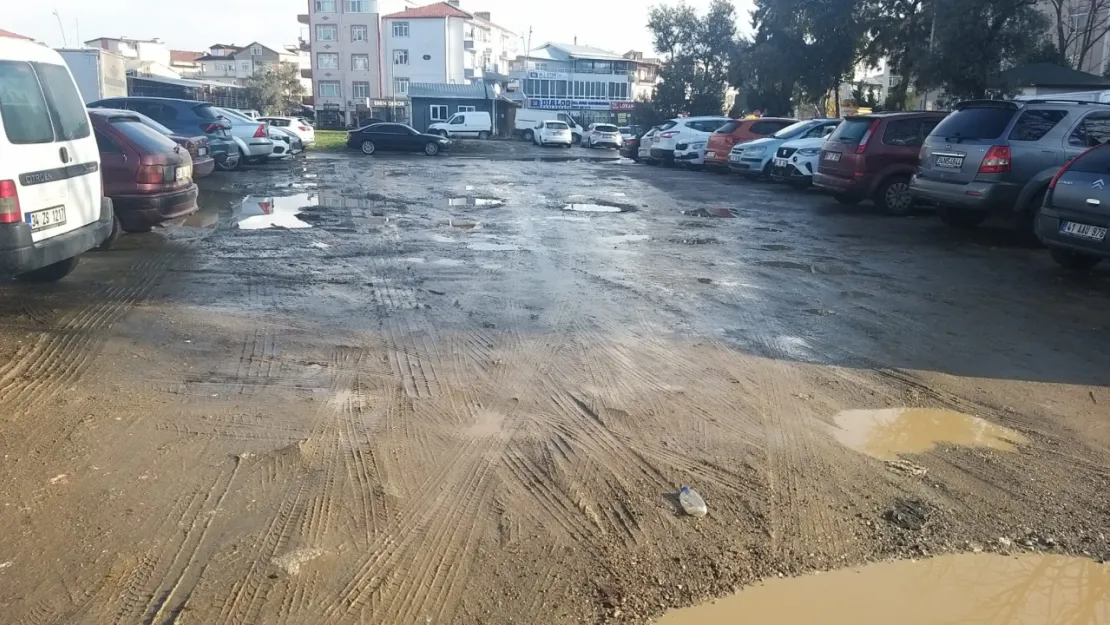 Vatandaşlar araçlarını çamura park etmek zorunda kalıyor