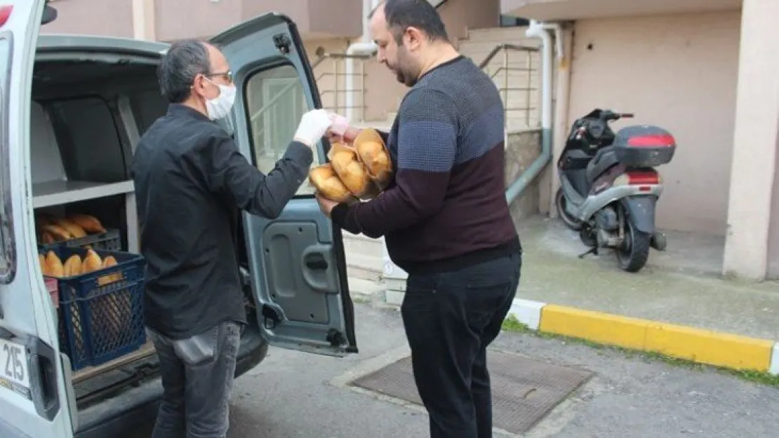 Vatandaşlara sıcak ekmek ulaştırıyorlar
